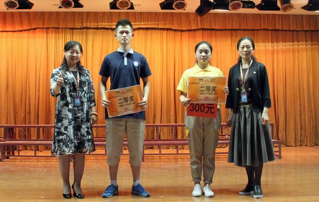 調(diào)整大小 11、蘇曉紅主任和張榮霞主任給獲得二等獎(jiǎng)的代表隊(duì)頒獎(jiǎng).jpg