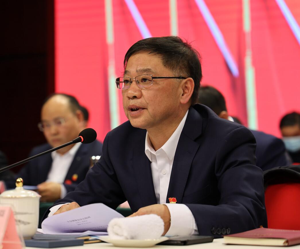 張曉林主持會(huì)議并講話.jpg