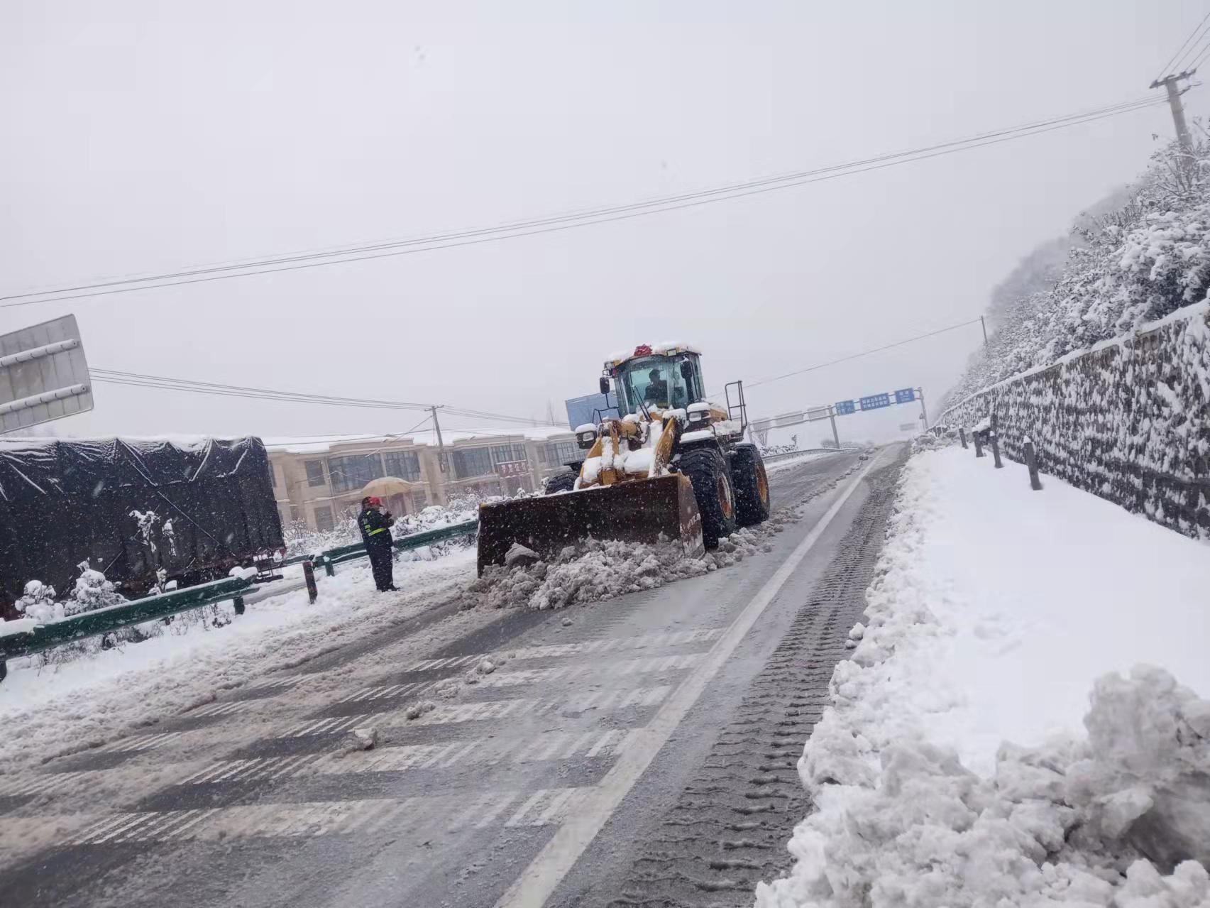 安徽水利桐城G206項(xiàng)目除雪保通.jpg
