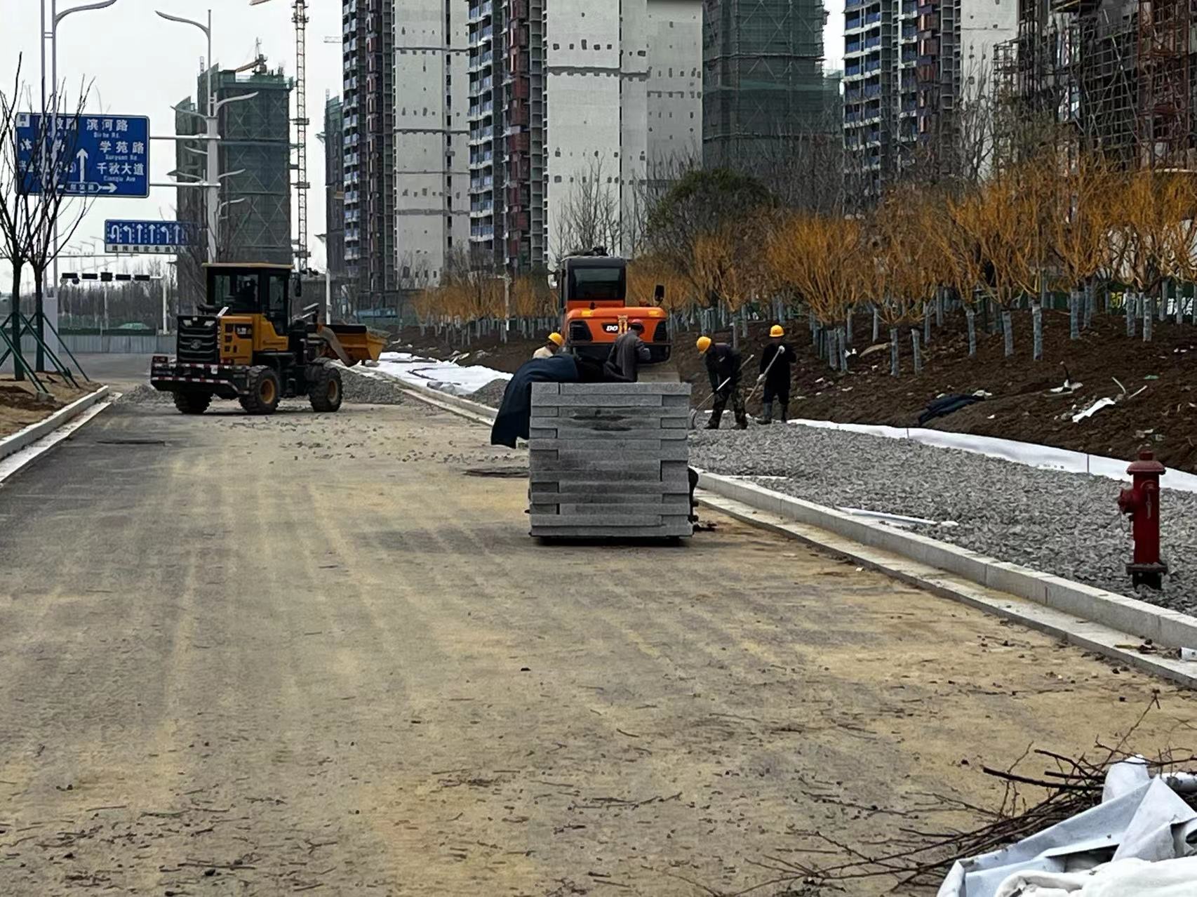 上海公司天長市高鐵核心區(qū)建設(shè)（開發(fā)）項(xiàng)目-天寧大道（經(jīng)二路-新河路）項(xiàng)目人行道碎石墊層鋪設(shè).jpg